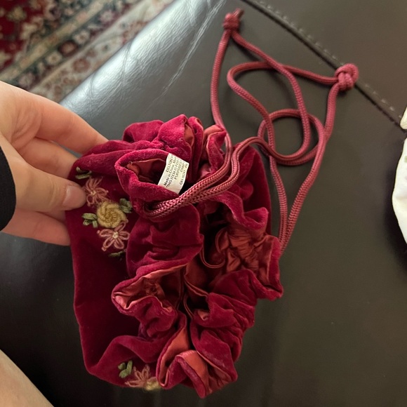 ♦️Little girl small, white & red floral pattern purse pouches w/string straps♦️ - Picture 3 of 8